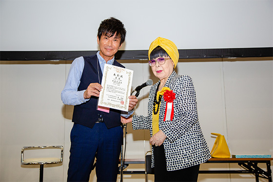 審査委員長 桂 由美さんと